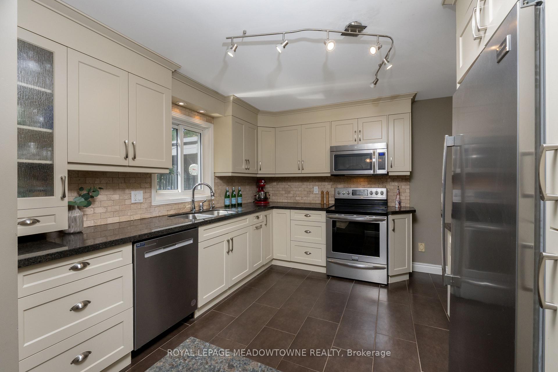 Photo 12 of 7 Deerwood Crescent, Kitchener — HOMEH