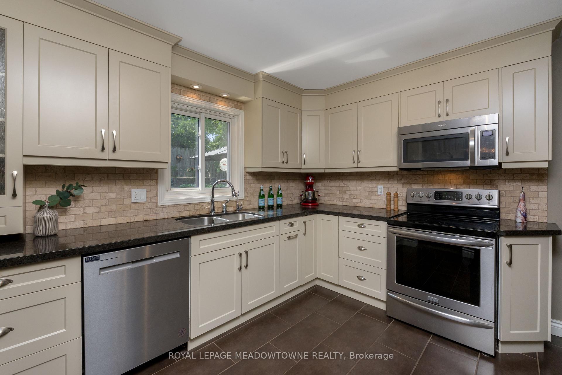 Photo 13 of 7 Deerwood Crescent, Kitchener — HOMEH