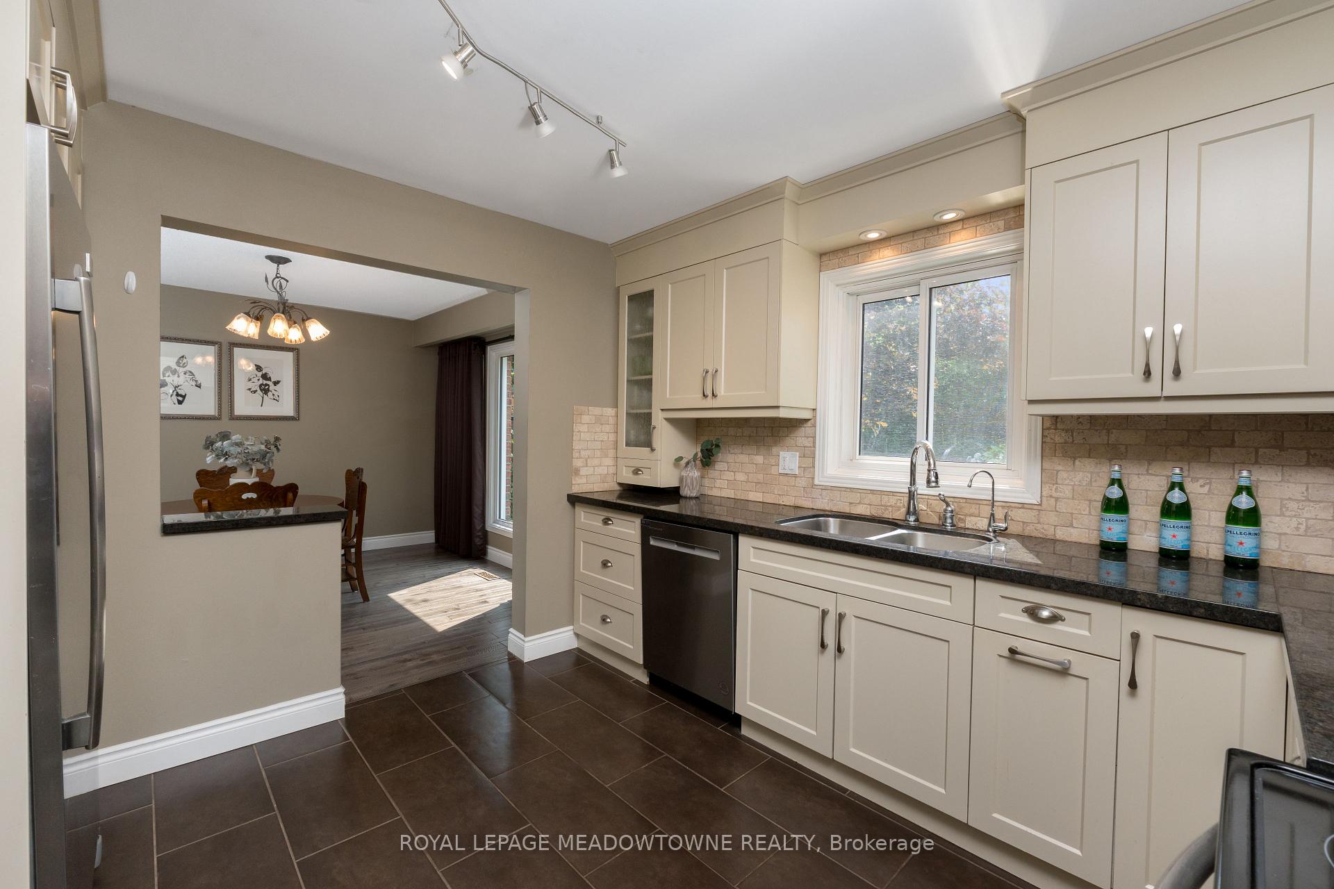 Photo 15 of 7 Deerwood Crescent, Kitchener — HOMEH