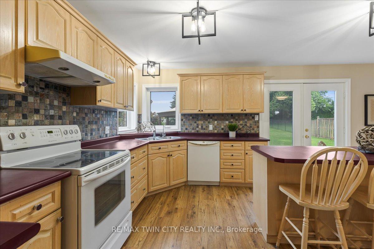 Photo 12 of 310 Westforest Trail, Kitchener — HOMEH