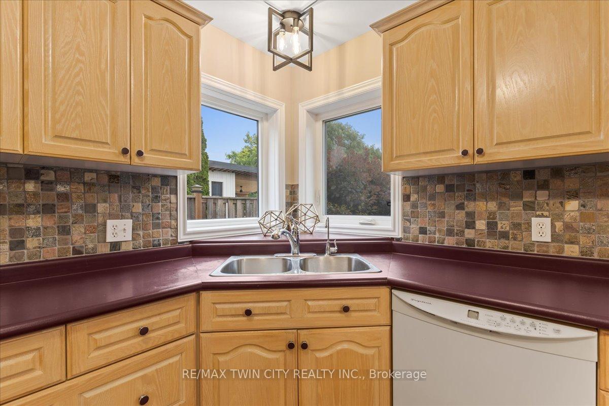 Photo 14 of 310 Westforest Trail, Kitchener — HOMEH