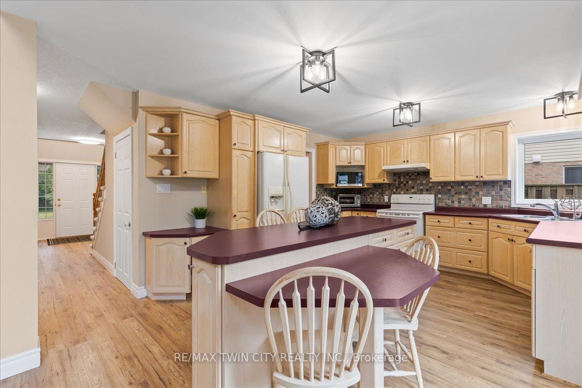 Photo 15 of 310 Westforest Trail, Kitchener — HOMEH