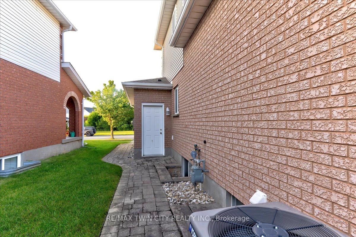 Photo 43 of 310 Westforest Trail, Kitchener — HOMEH