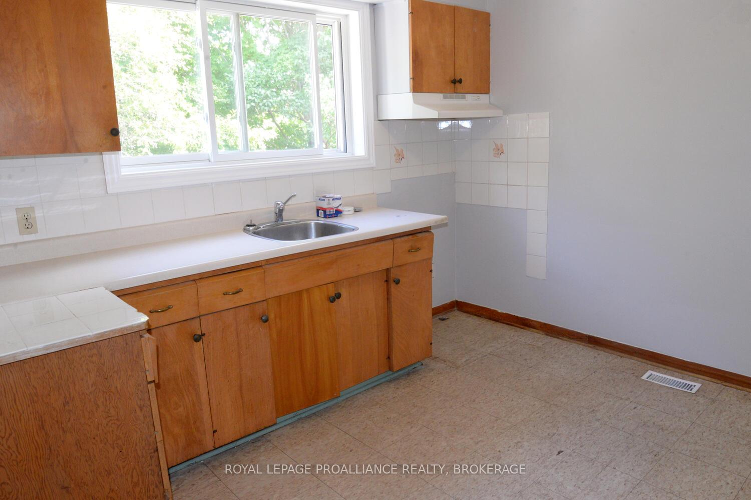 Photo 10 of 322 Meadowcrest Road, Kingston, City Southwest — HOMEH