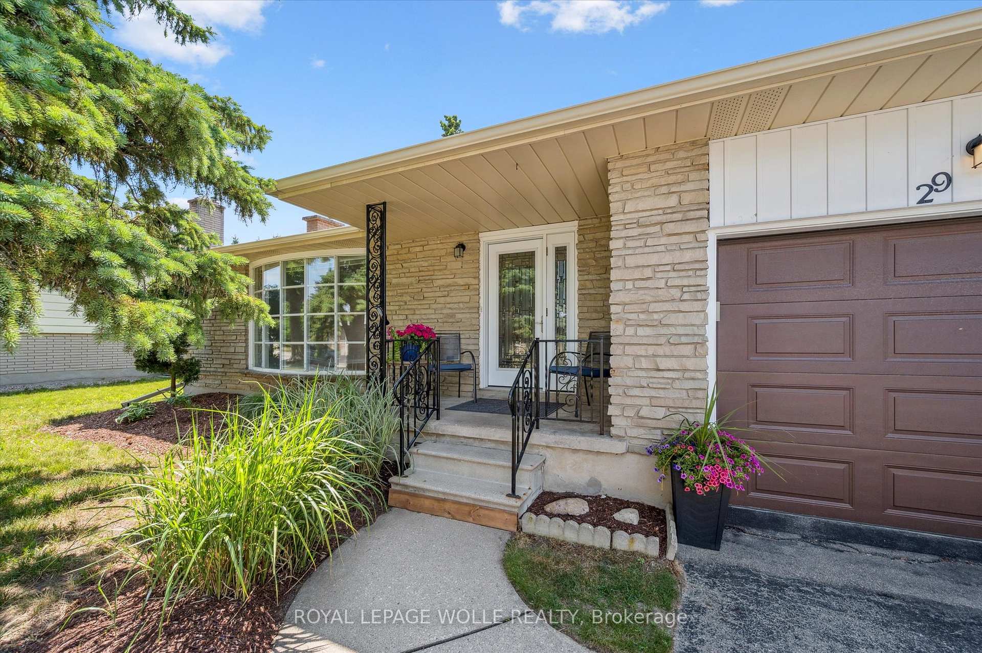 Photo 3 of 29 Strathcona Crescent, Kitchener — HOMEH