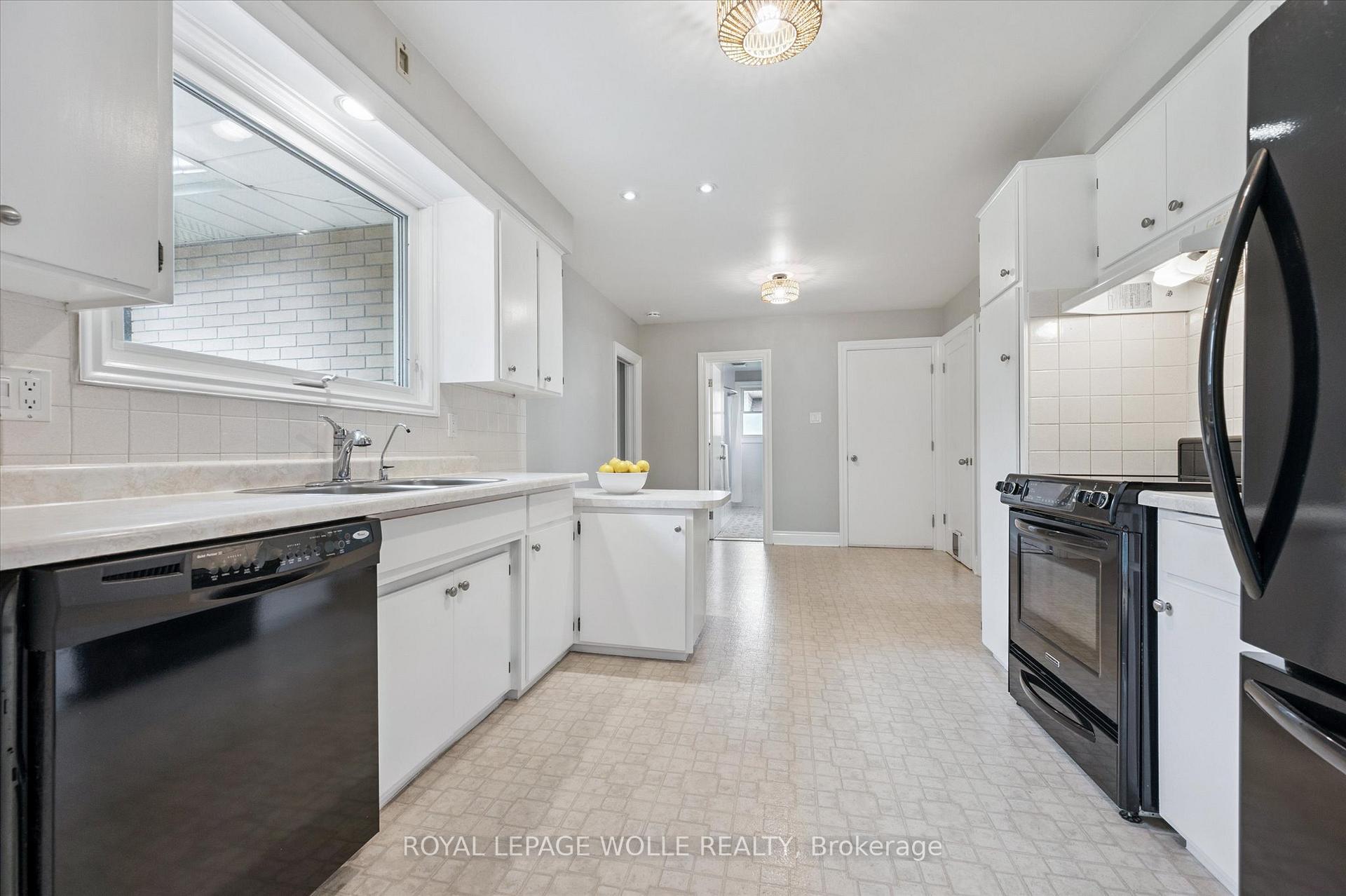Photo 14 of 29 Strathcona Crescent, Kitchener — HOMEH