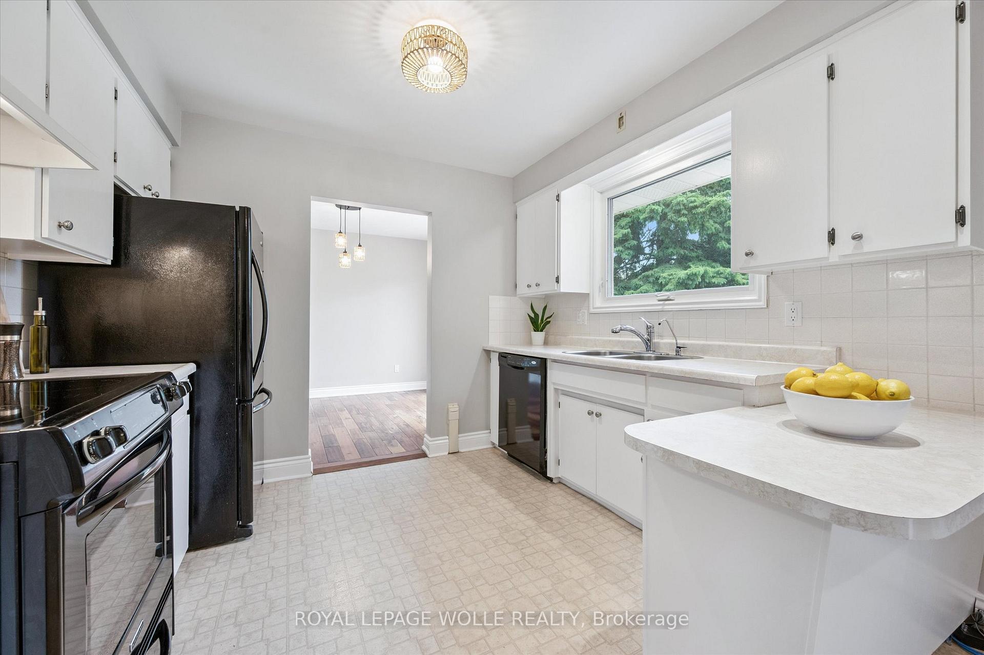 Photo 15 of 29 Strathcona Crescent, Kitchener — HOMEH