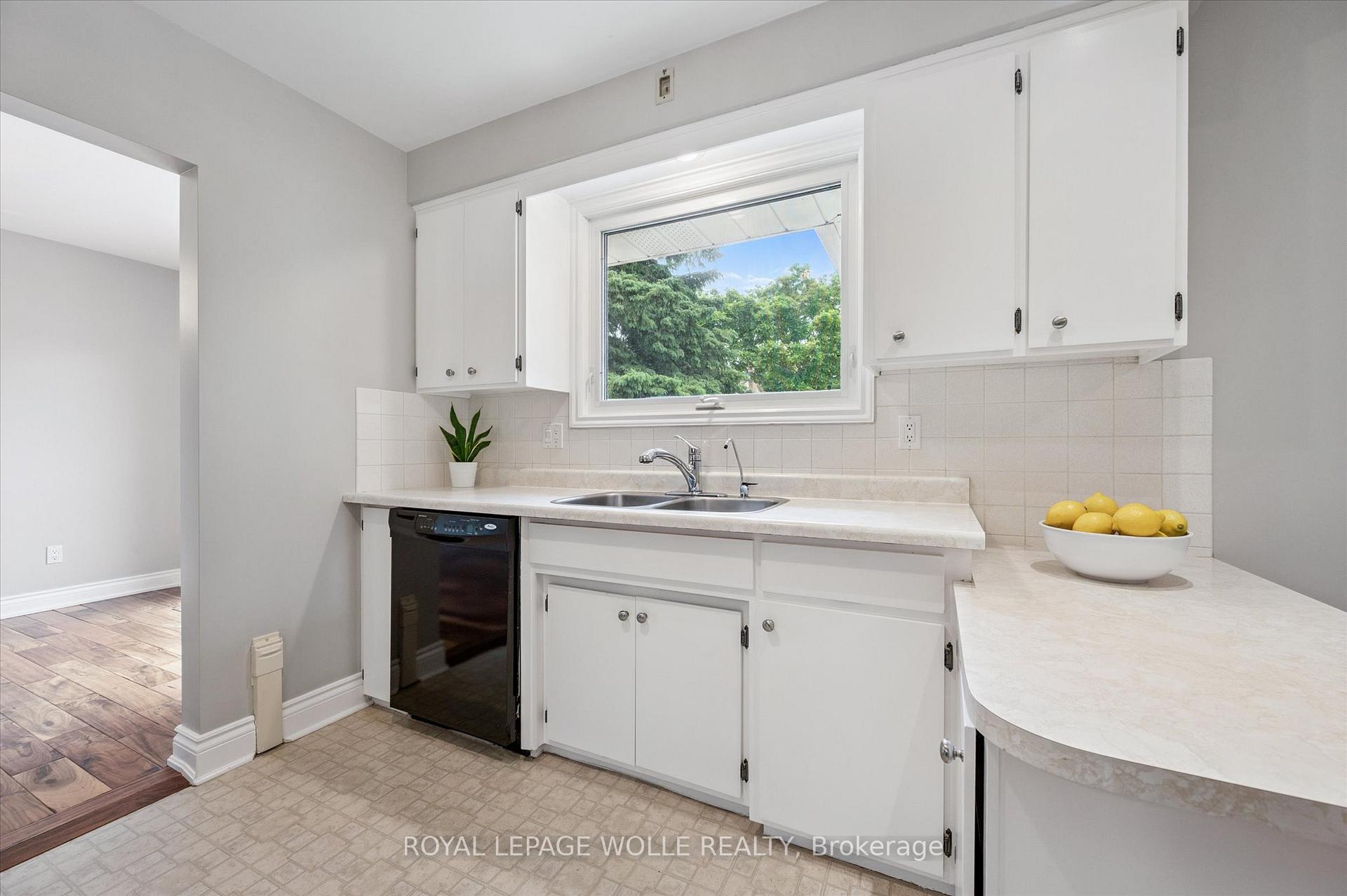 Photo 16 of 29 Strathcona Crescent, Kitchener — HOMEH