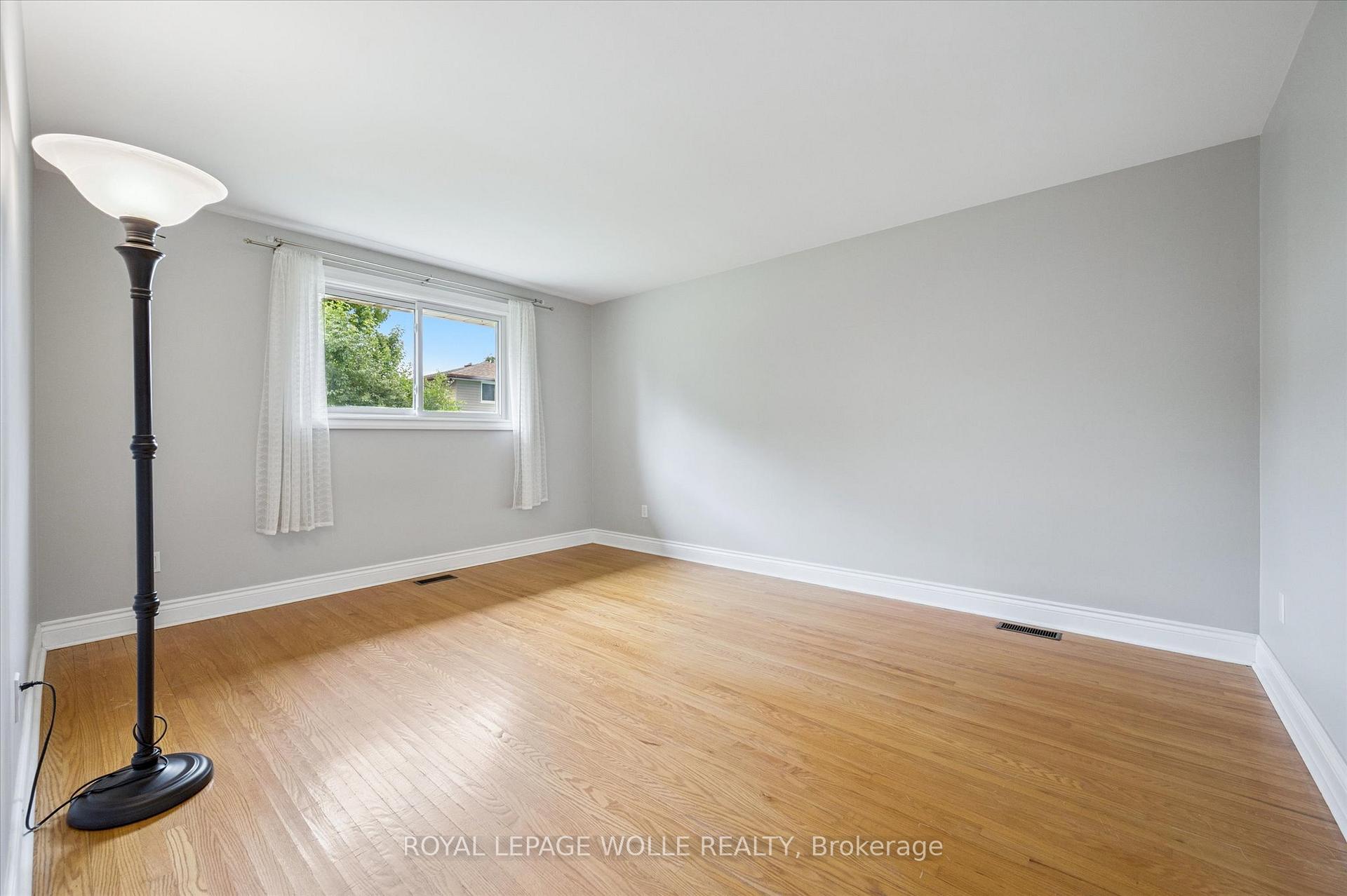 Photo 23 of 29 Strathcona Crescent, Kitchener — HOMEH