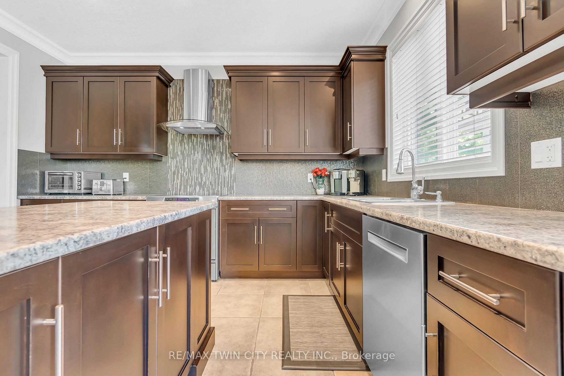 Photo 7 of 918 Fung Place, Kitchener — HOMEH