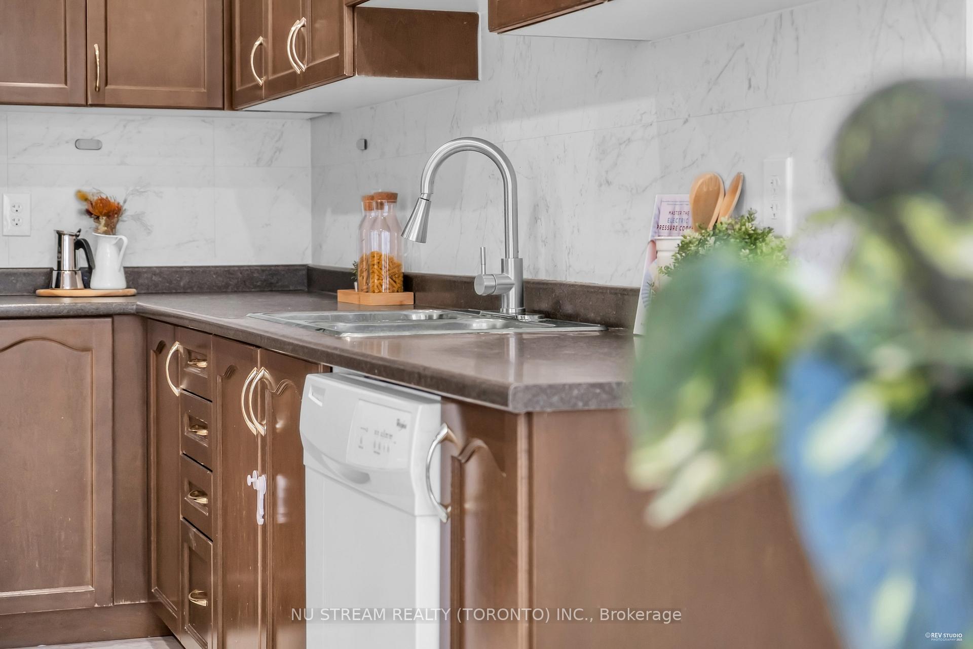 Photo 3 of 15 Trinco Way, Markham, Cedarwood — HOMEH