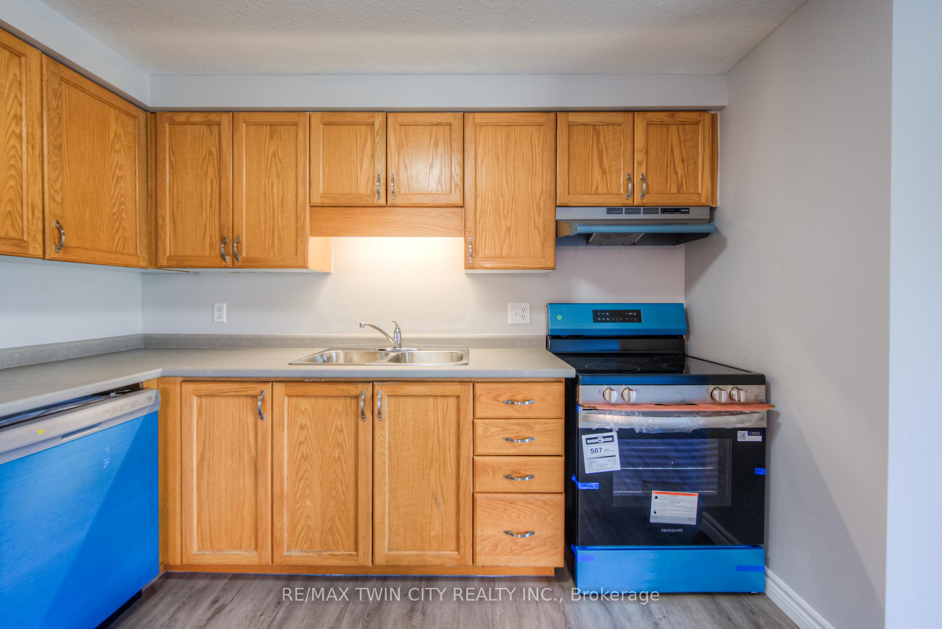 Photo 9 of 27 Hackberry Street, Kitchener — HOMEH