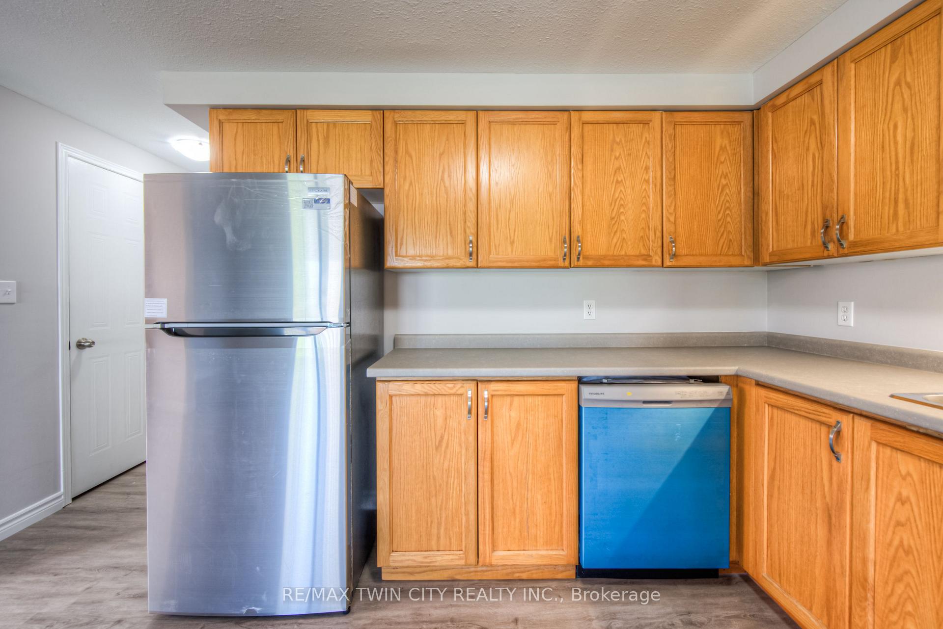 Photo 10 of 27 Hackberry Street, Kitchener — HOMEH
