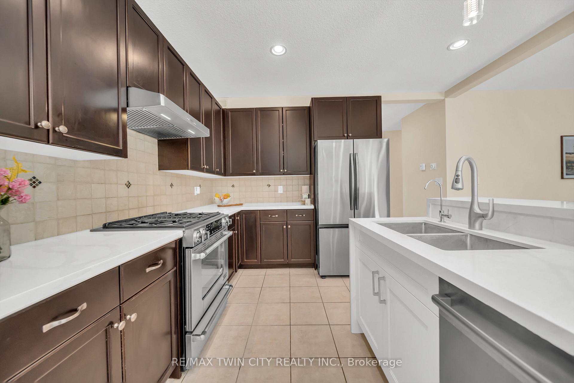 Photo 12 of 437 Zeller Drive, Kitchener — HOMEH
