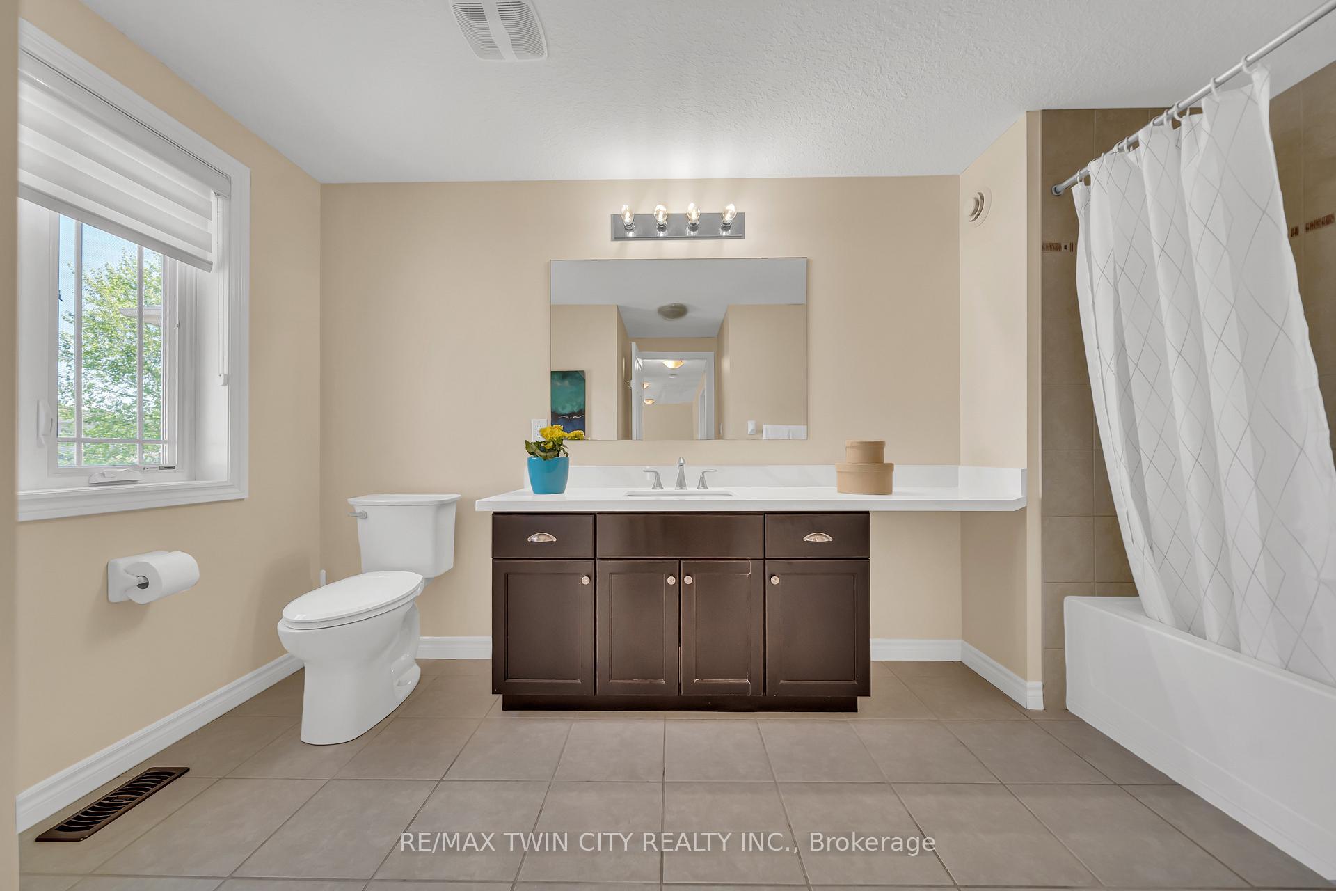Photo 23 of 437 Zeller Drive, Kitchener — HOMEH