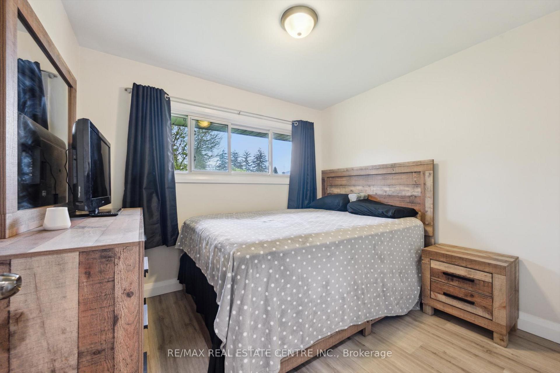 Photo 9 of 20 Graystone Avenue, Kitchener — HOMEH