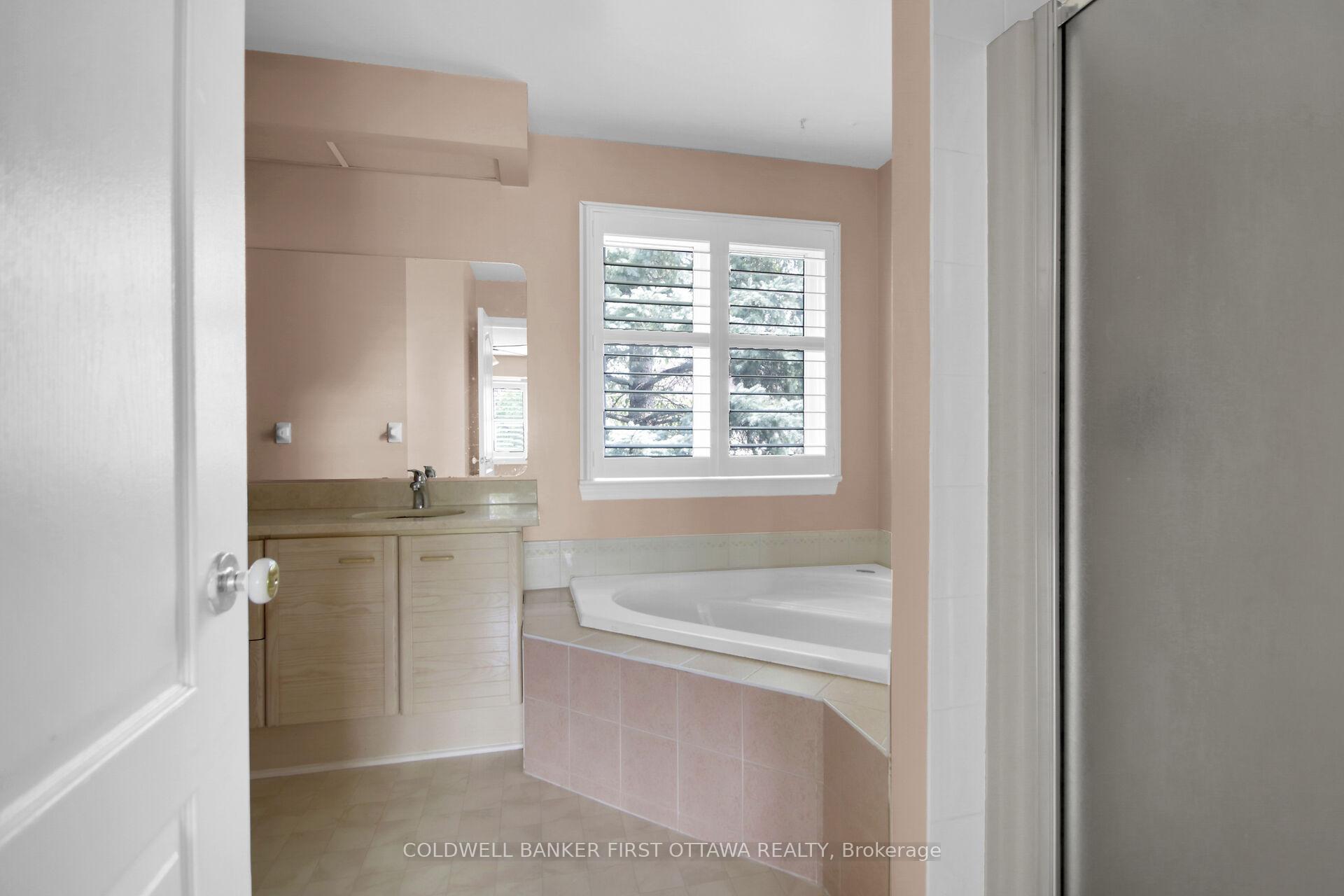 Photo 23 of 59 Rowe Drive, Ottawa, Kanata - Katimavik — HOMEH