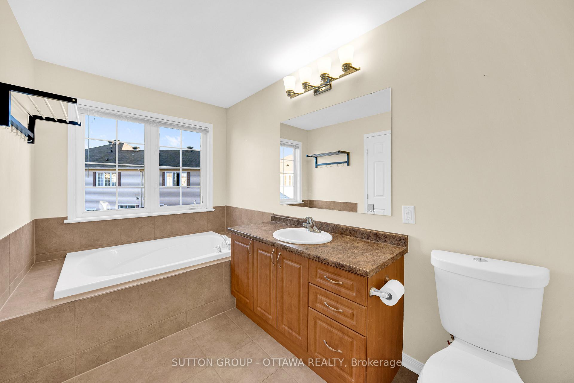 Photo 19 of 747 Oakglade Avenue, Ottawa, Kanata - Emerald Meadows/Trailwest — HOMEH