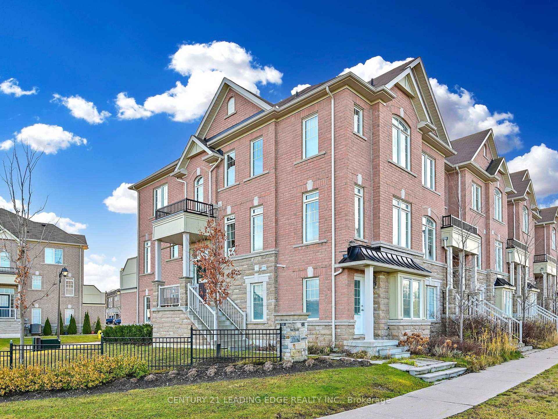 Photo 1 of 11 Dundas Way, Markham, Greensborough — HOMEH