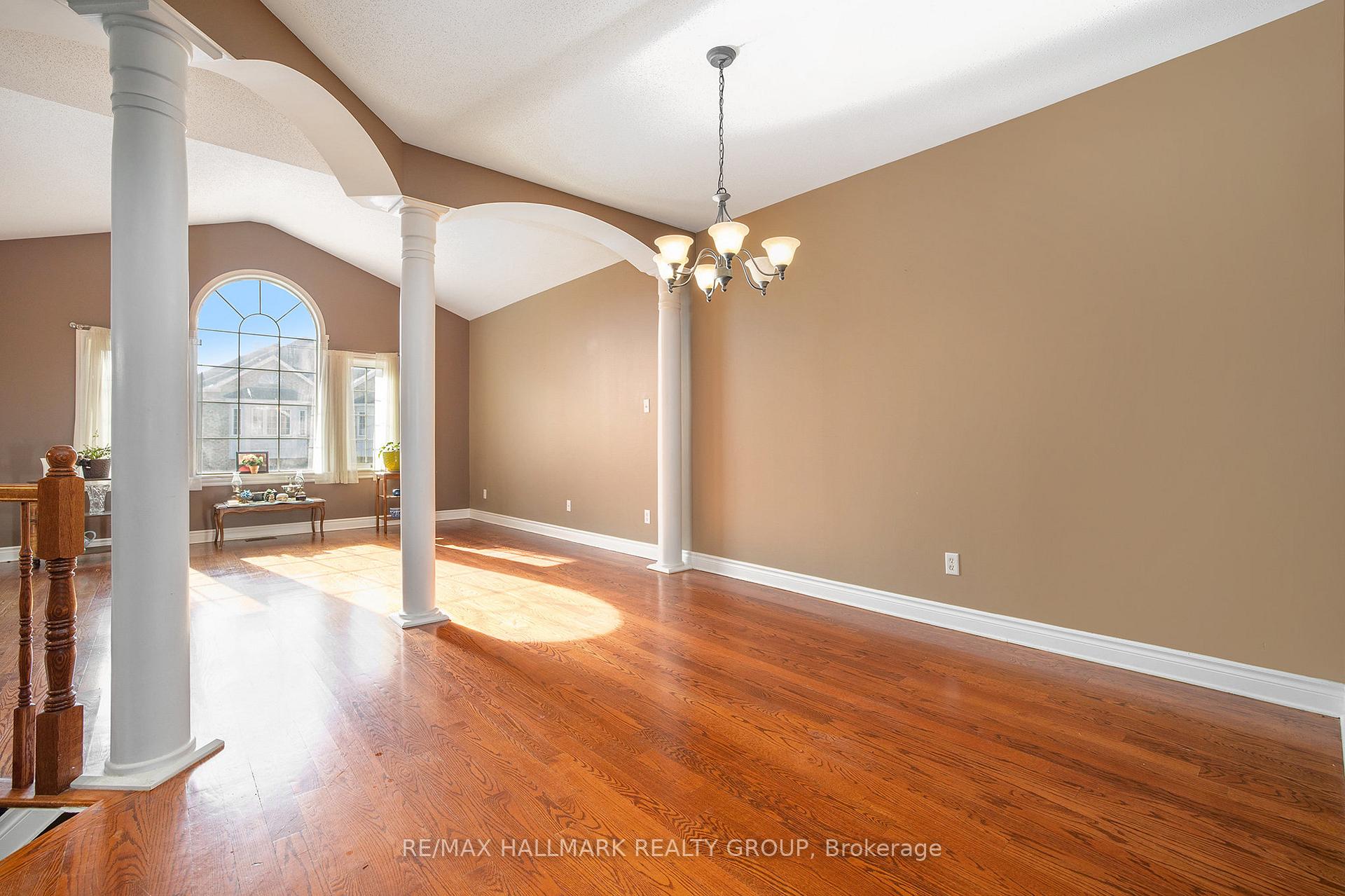 Photo 9 of 24 Castle Glen Crescent, Ottawa, Kanata - Glencairn/Hazeldean — HOMEH