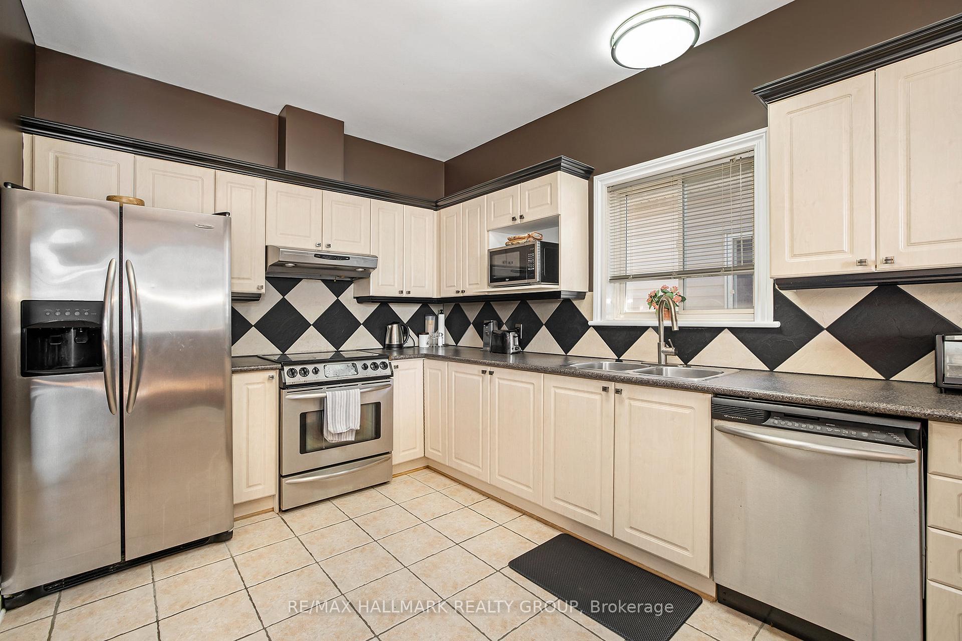 Photo 12 of 24 Castle Glen Crescent, Ottawa, Kanata - Glencairn/Hazeldean — HOMEH