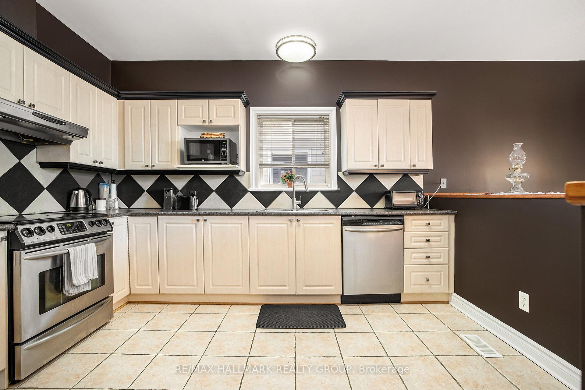 Photo 13 of 24 Castle Glen Crescent, Ottawa, Kanata - Glencairn/Hazeldean — HOMEH