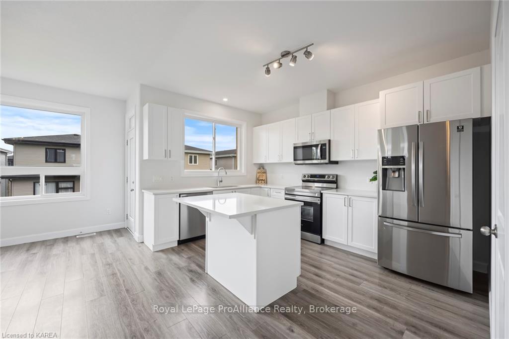 Photo 16 of 104 Superior Drive, Loyalist, Amherstview — HOMEH