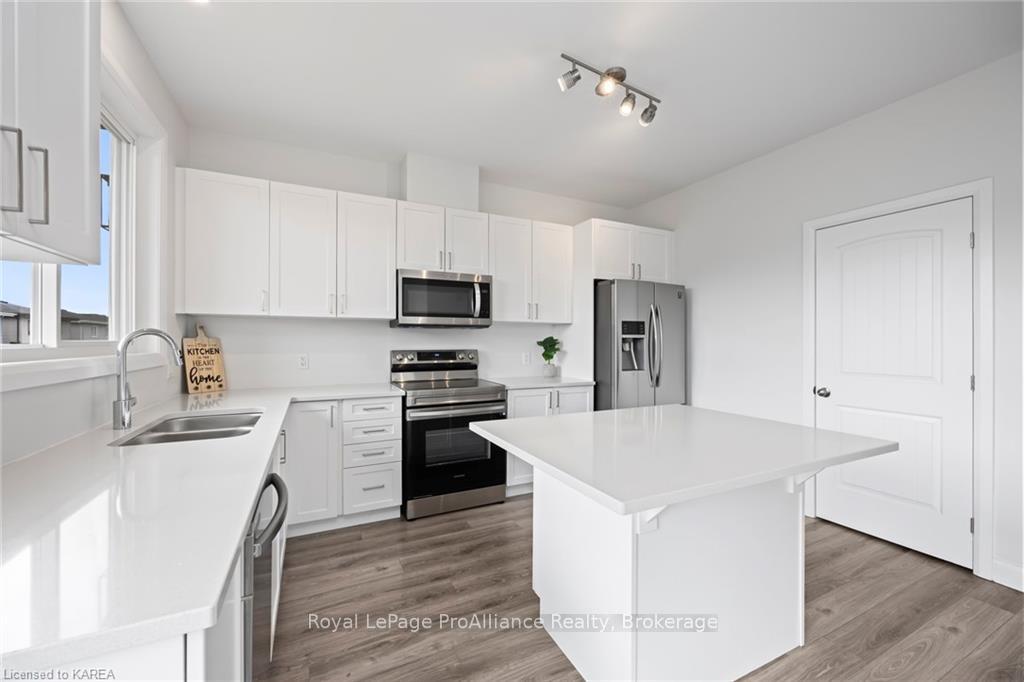 Photo 18 of 104 Superior Drive, Loyalist, Amherstview — HOMEH