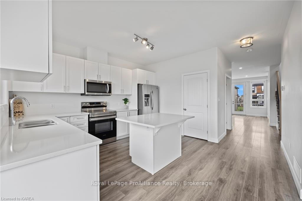 Photo 19 of 104 Superior Drive, Loyalist, Amherstview — HOMEH