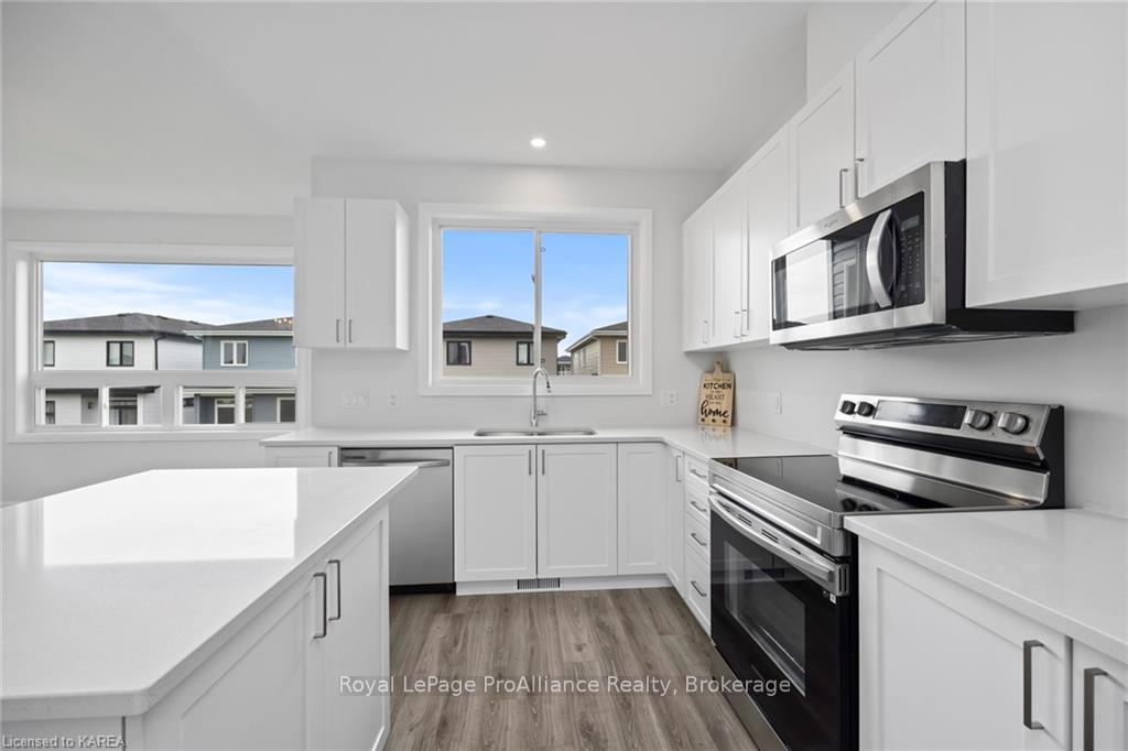 Photo 20 of 104 Superior Drive, Loyalist, Amherstview — HOMEH