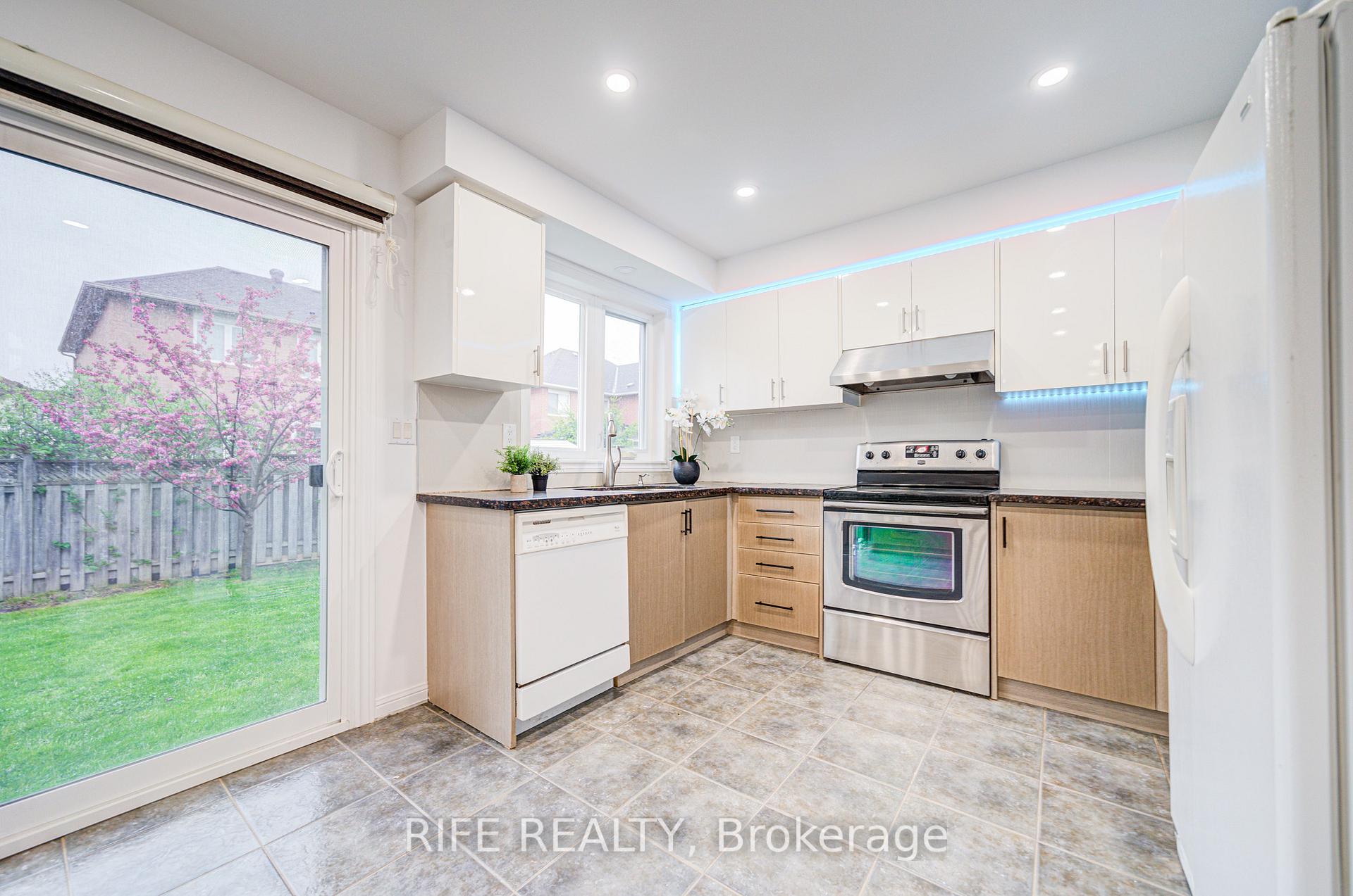 Photo 15 of 613 William Berczy Boulevard, Markham, Berczy — HOMEH