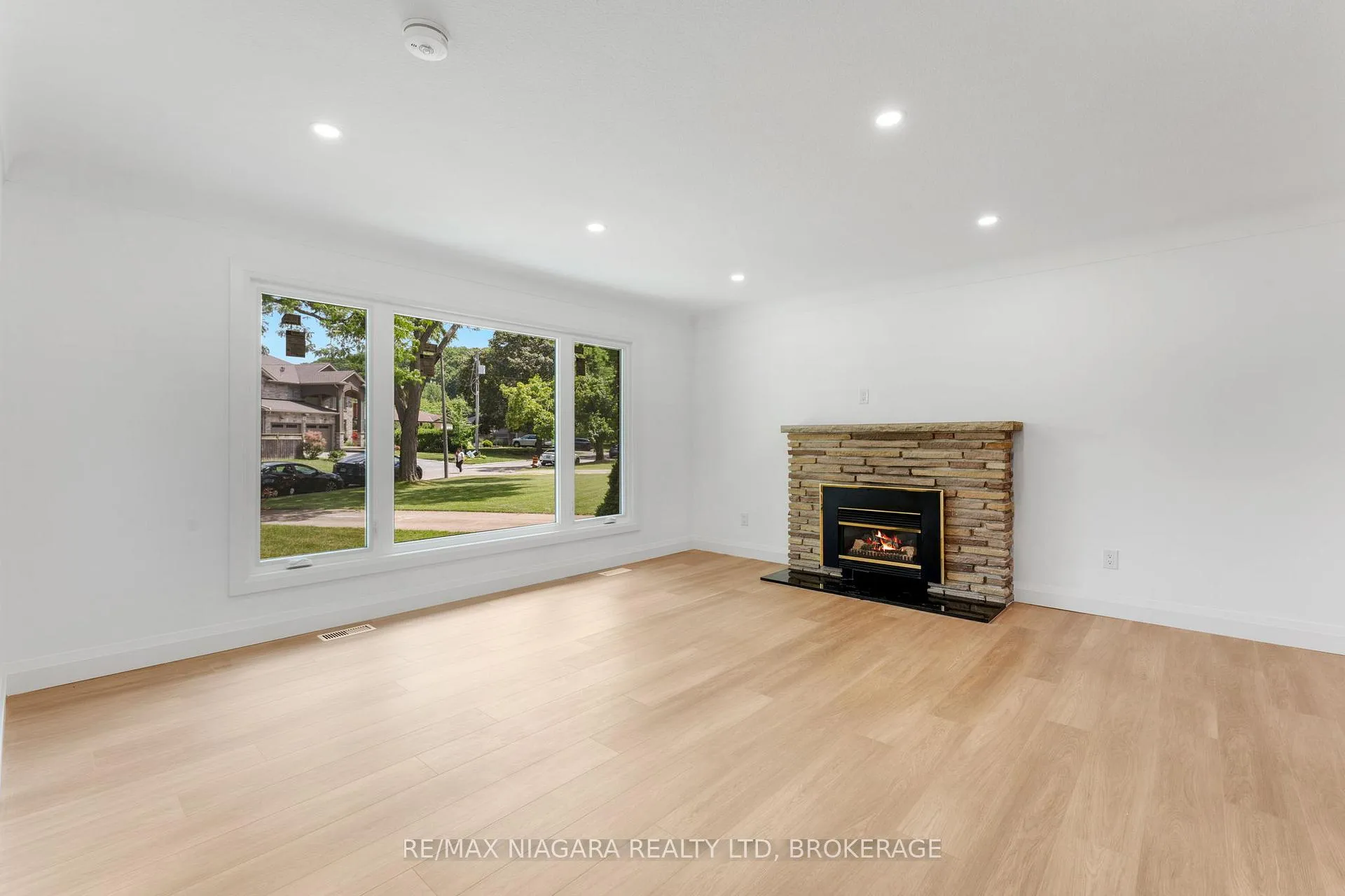 Photo 4 of 10 West Hampton Road, St. Catharines, Glendale/Glenridge — HOMEH