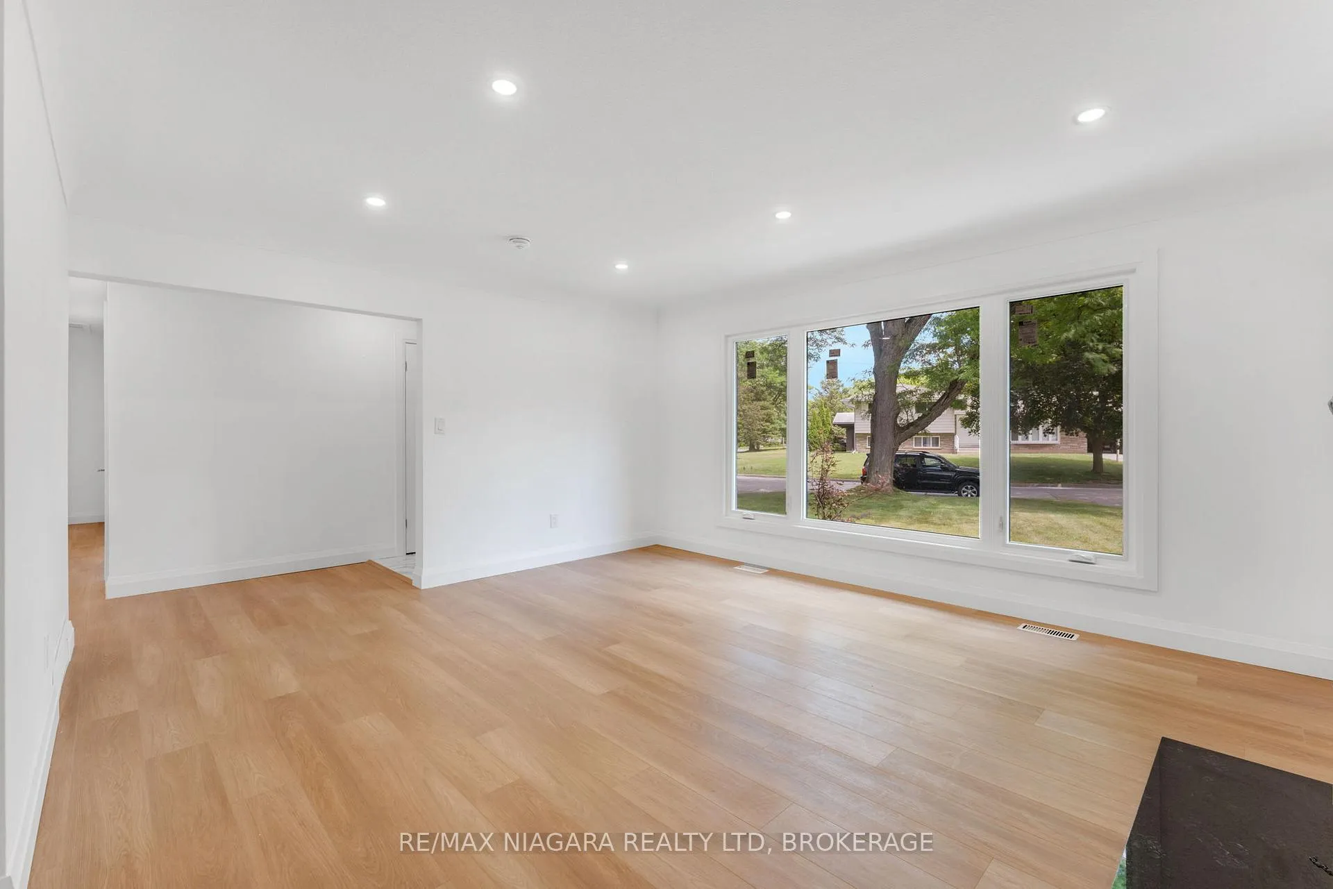 Photo 5 of 10 West Hampton Road, St. Catharines, Glendale/Glenridge — HOMEH