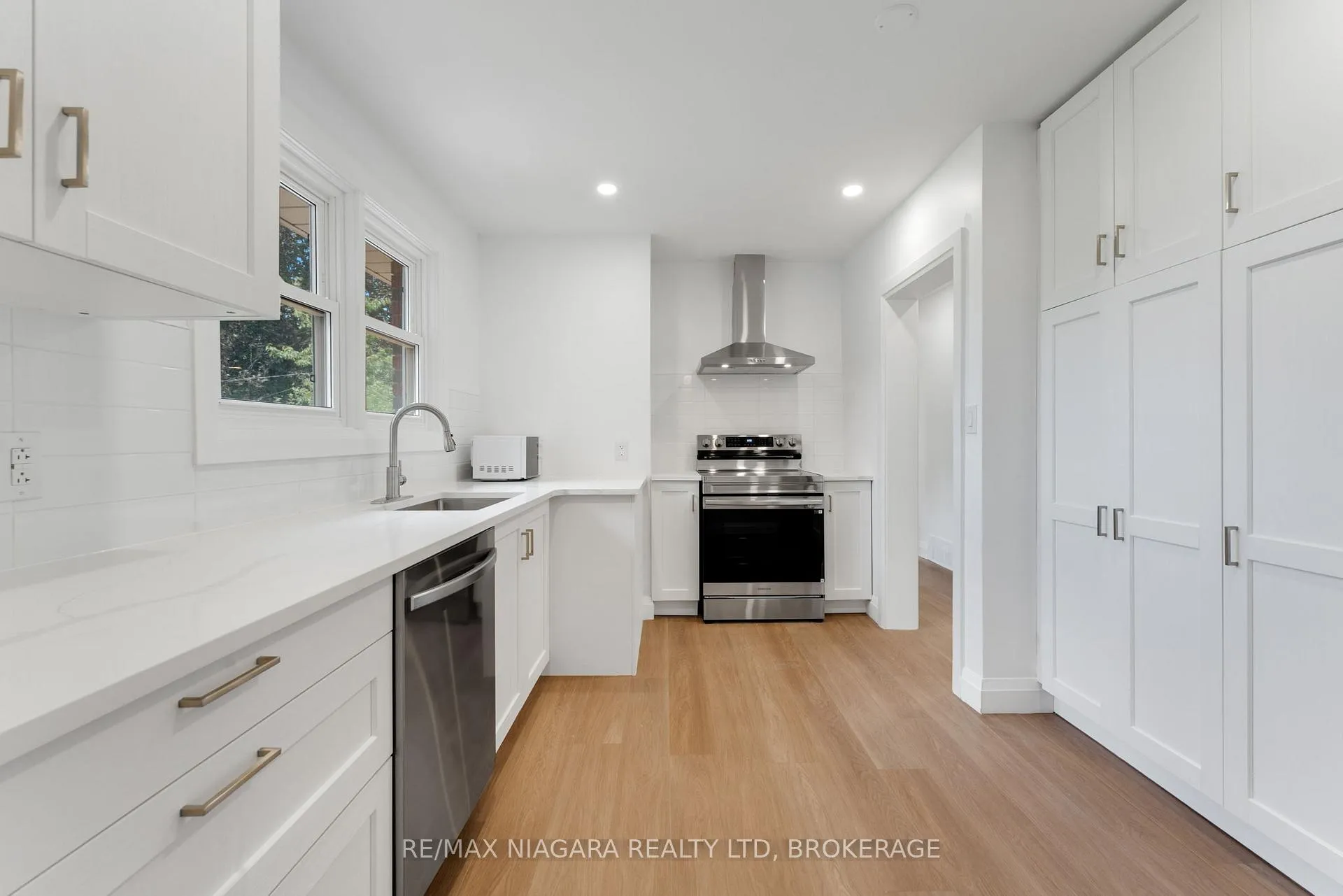 Photo 9 of 10 West Hampton Road, St. Catharines, Glendale/Glenridge — HOMEH