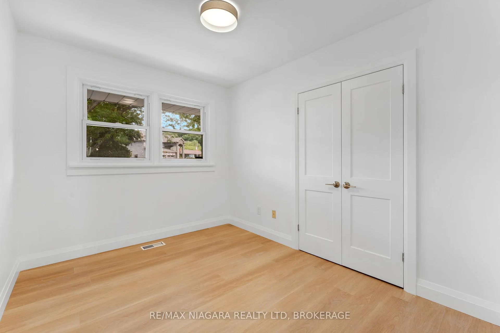 Photo 16 of 10 West Hampton Road, St. Catharines, Glendale/Glenridge — HOMEH