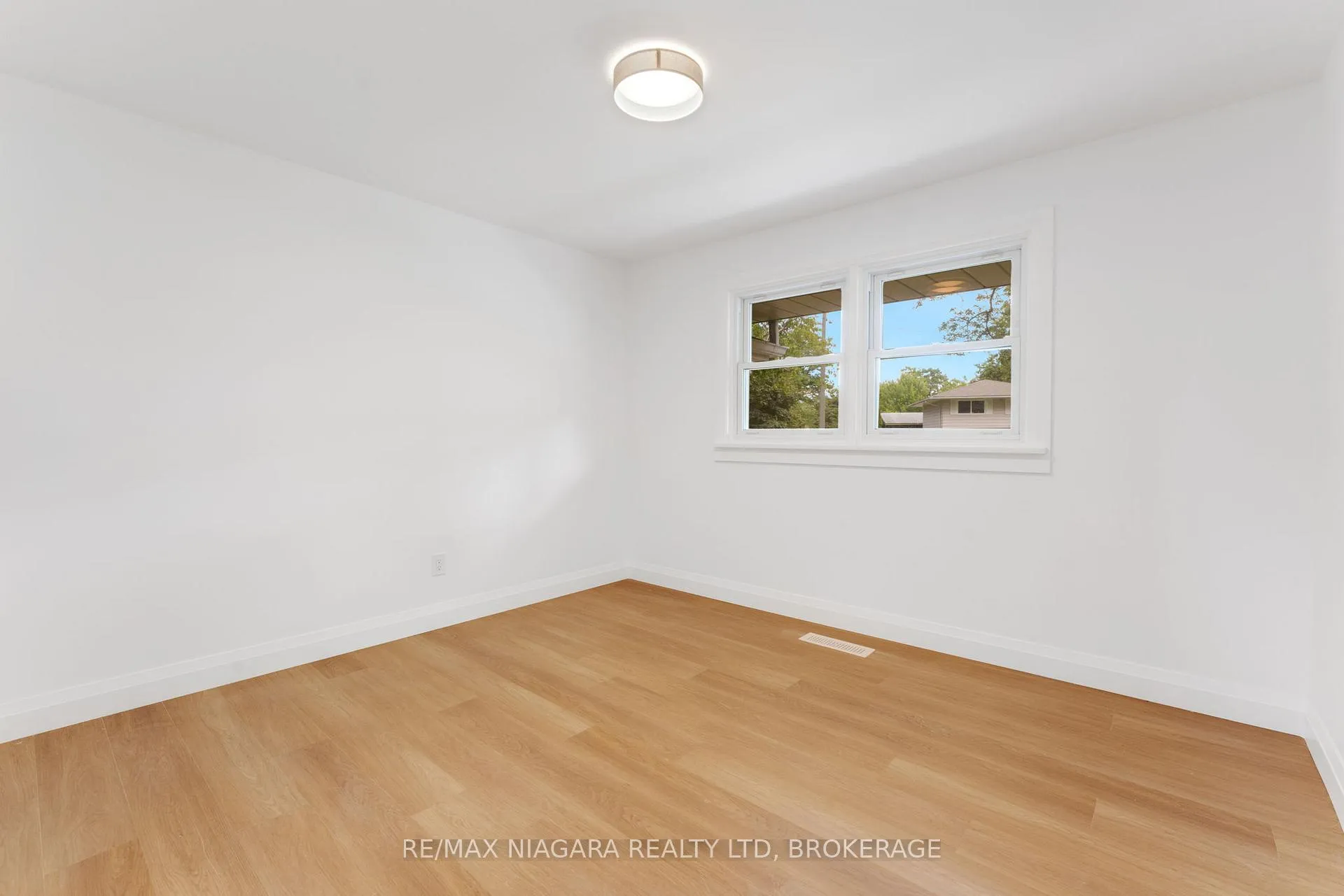 Photo 17 of 10 West Hampton Road, St. Catharines, Glendale/Glenridge — HOMEH