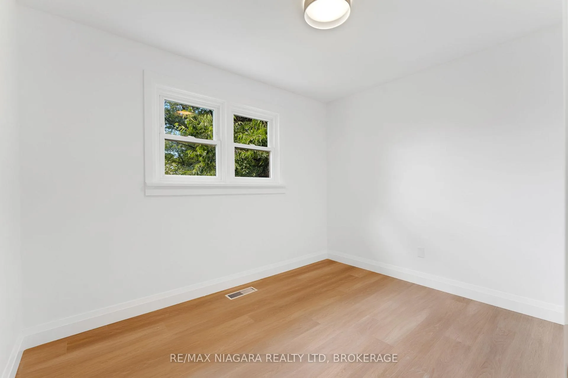 Photo 19 of 10 West Hampton Road, St. Catharines, Glendale/Glenridge — HOMEH