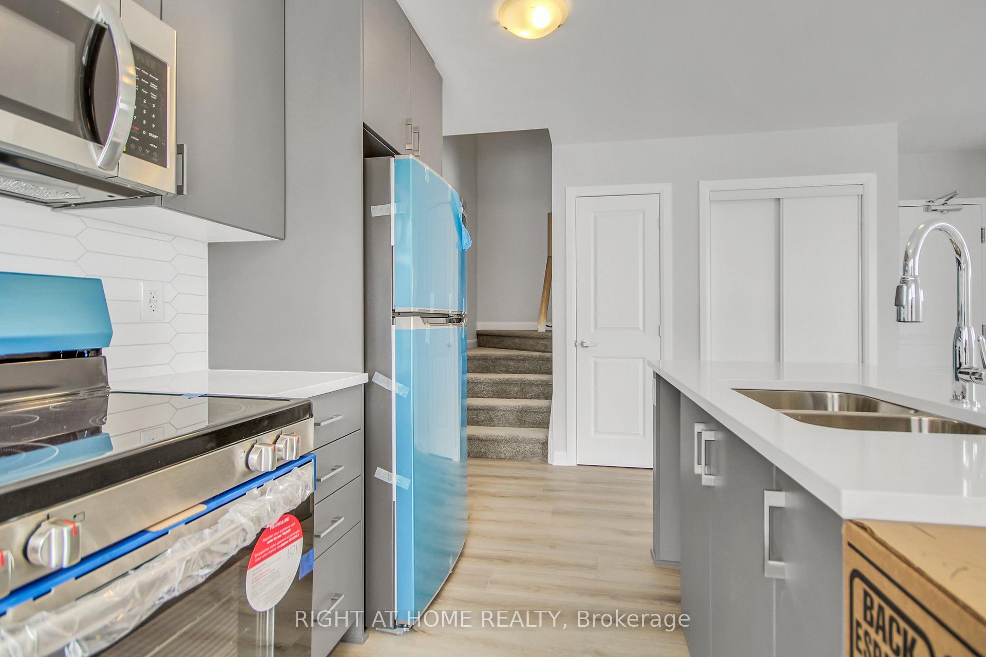Photo 3 of 1521 Creekway Private, Ottawa, Kanata - Kanata Lakes/Heritage Hills — HOMEH