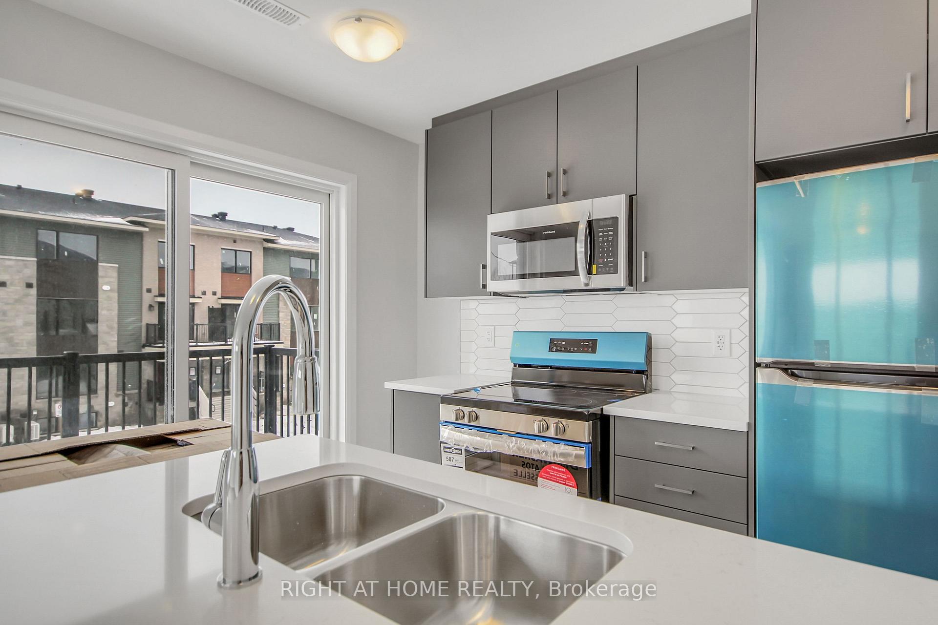 Photo 4 of 1521 Creekway Private, Ottawa, Kanata - Kanata Lakes/Heritage Hills — HOMEH