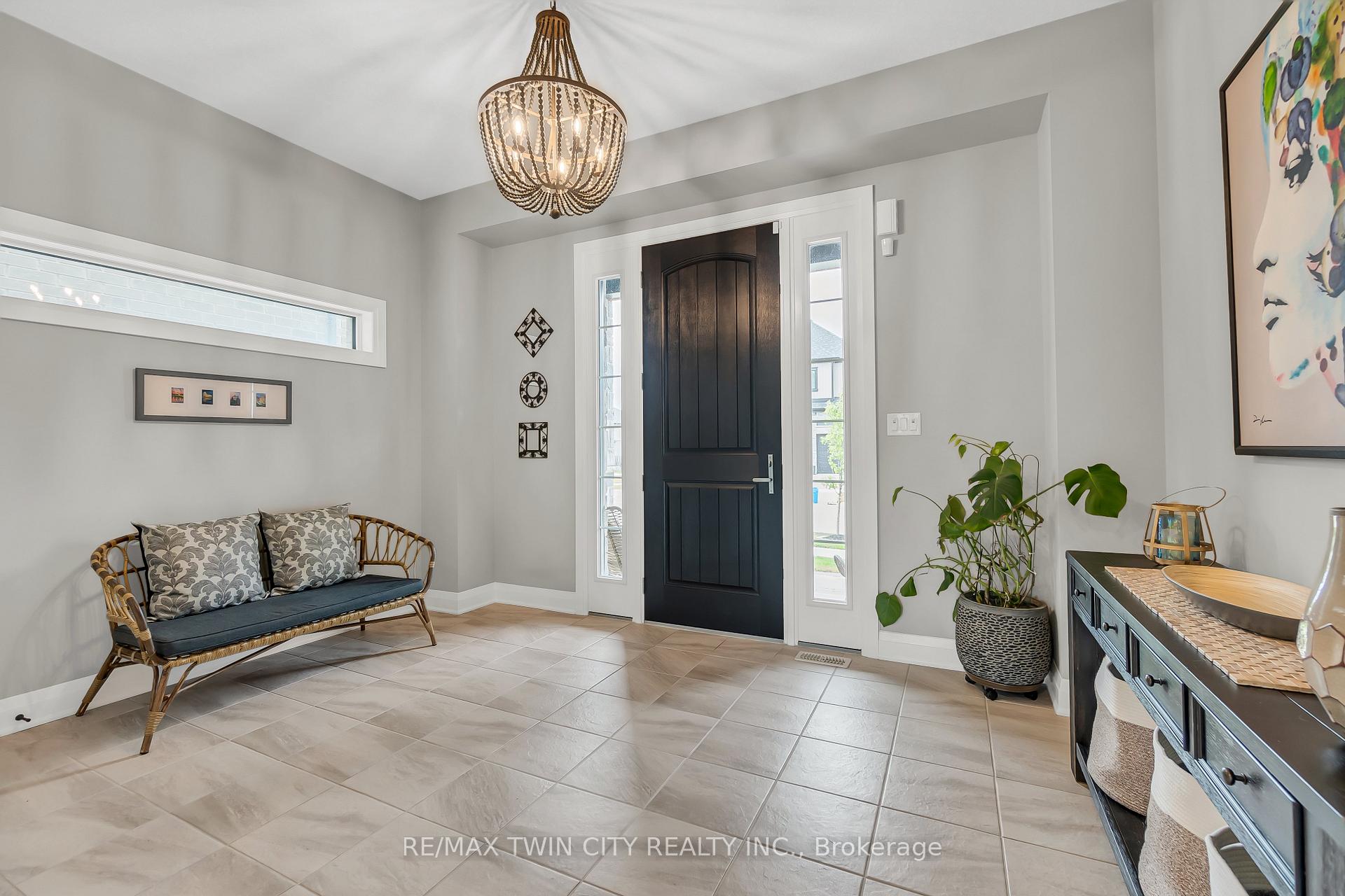 Photo 4 of 577 Bridgemill Crescent, Kitchener — HOMEH