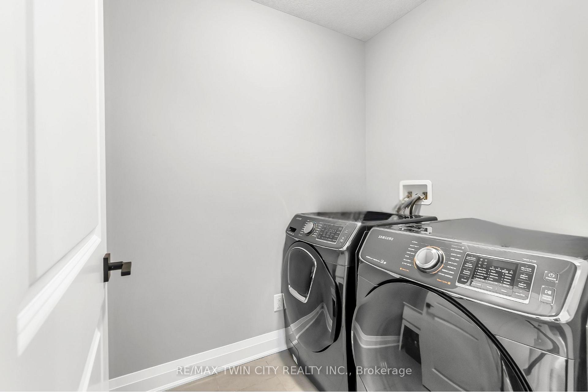 Photo 31 of 577 Bridgemill Crescent, Kitchener — HOMEH