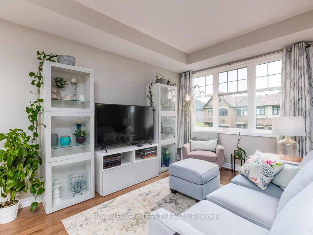 Photo 6 of 20 Fallengale Crescent, Ottawa, Kanata - Kanata Lakes/Heritage Hills — HOMEH