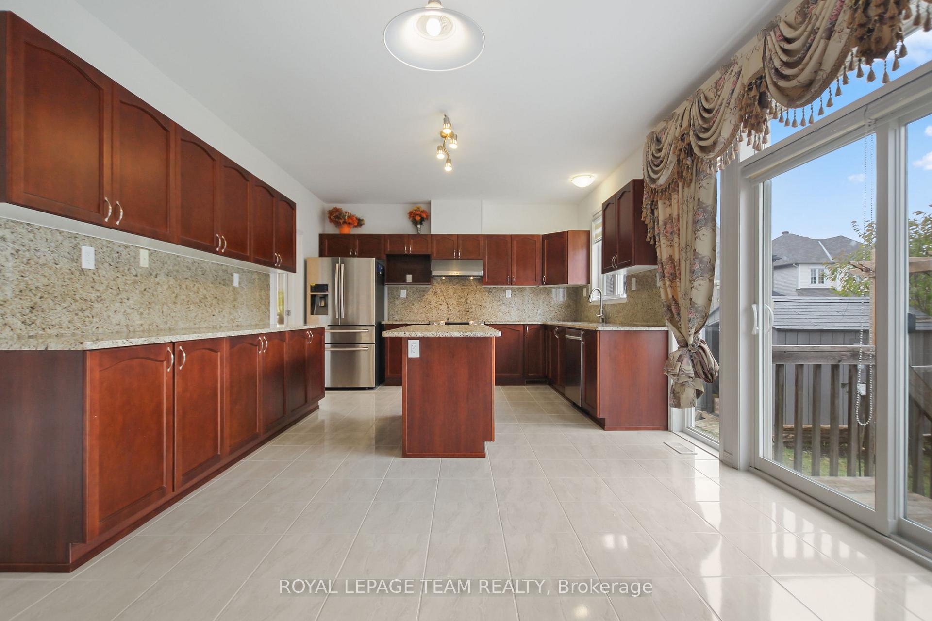 Photo 9 of 214 Asturcon Street, Ottawa, Kanata - Emerald Meadows/Trailwest — HOMEH