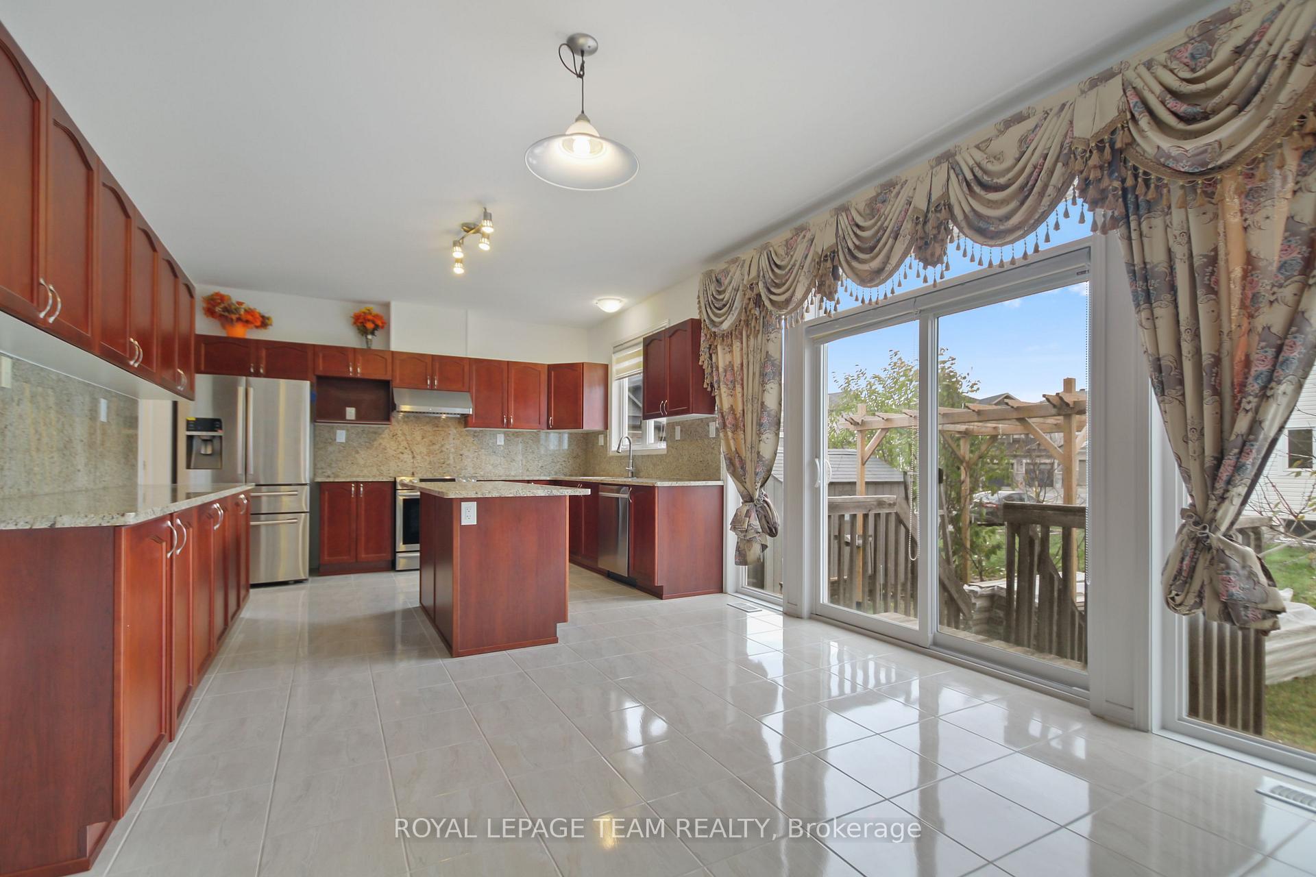 Photo 10 of 214 Asturcon Street, Ottawa, Kanata - Emerald Meadows/Trailwest — HOMEH