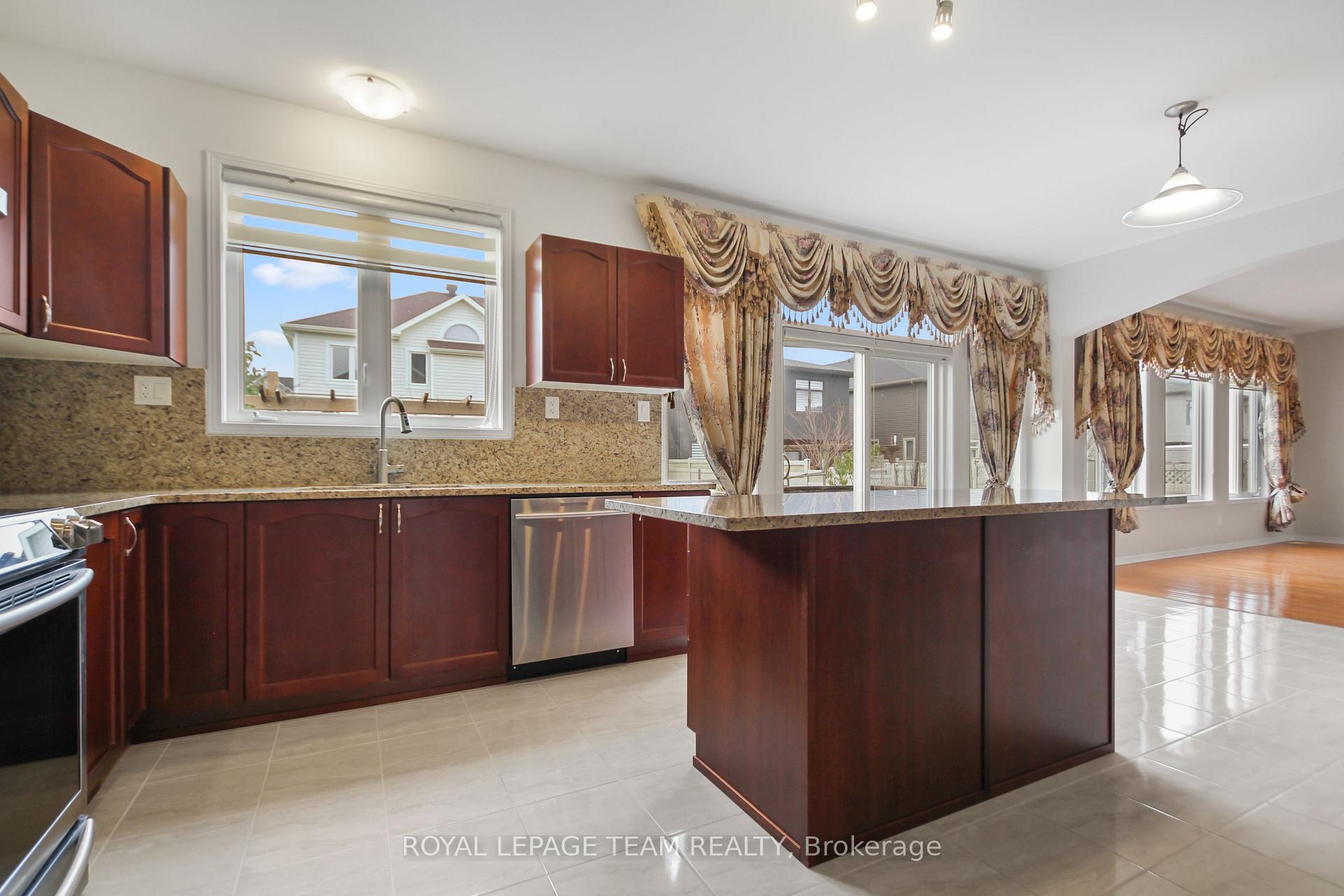 Photo 11 of 214 Asturcon Street, Ottawa, Kanata - Emerald Meadows/Trailwest — HOMEH