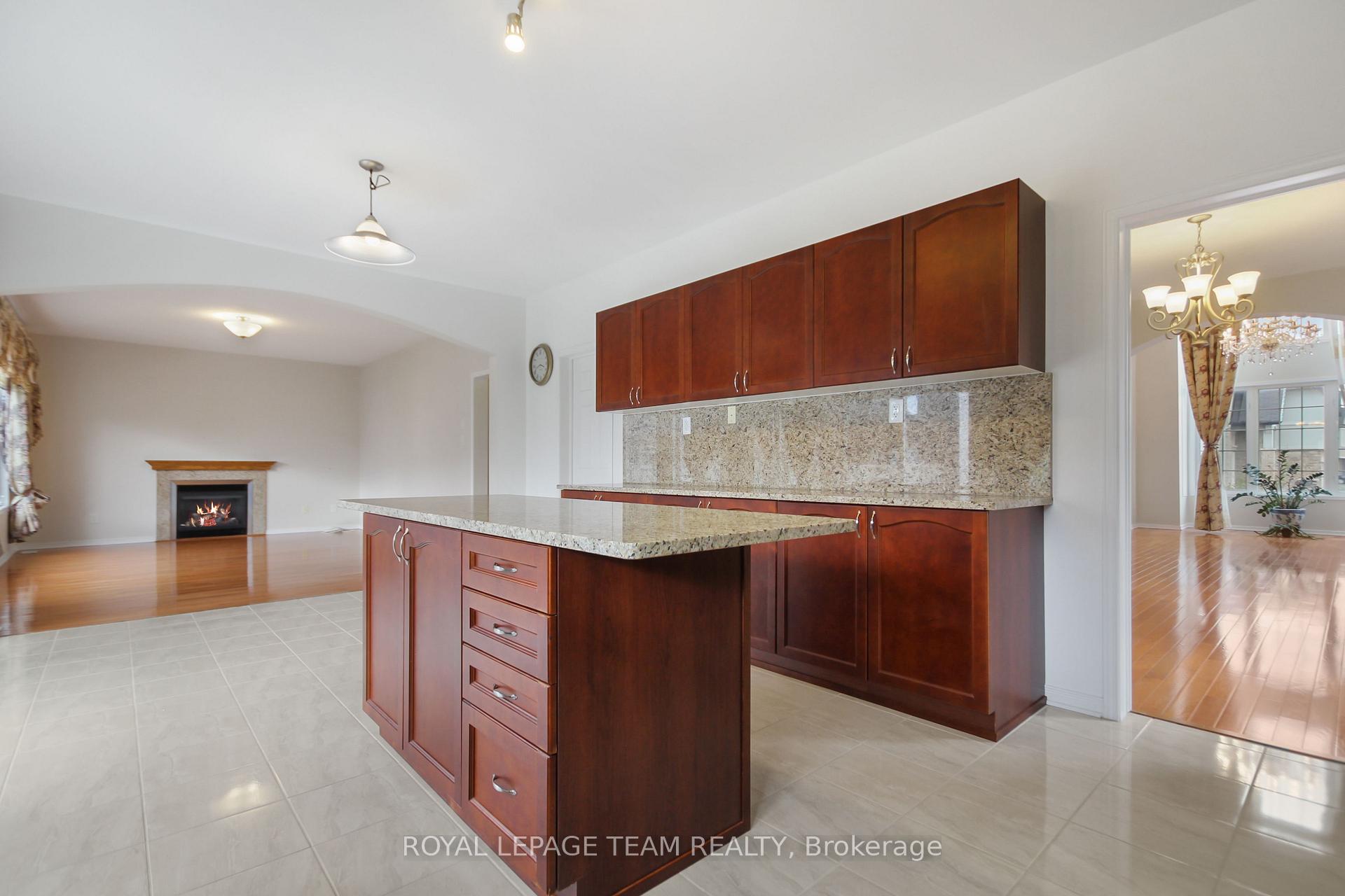 Photo 12 of 214 Asturcon Street, Ottawa, Kanata - Emerald Meadows/Trailwest — HOMEH