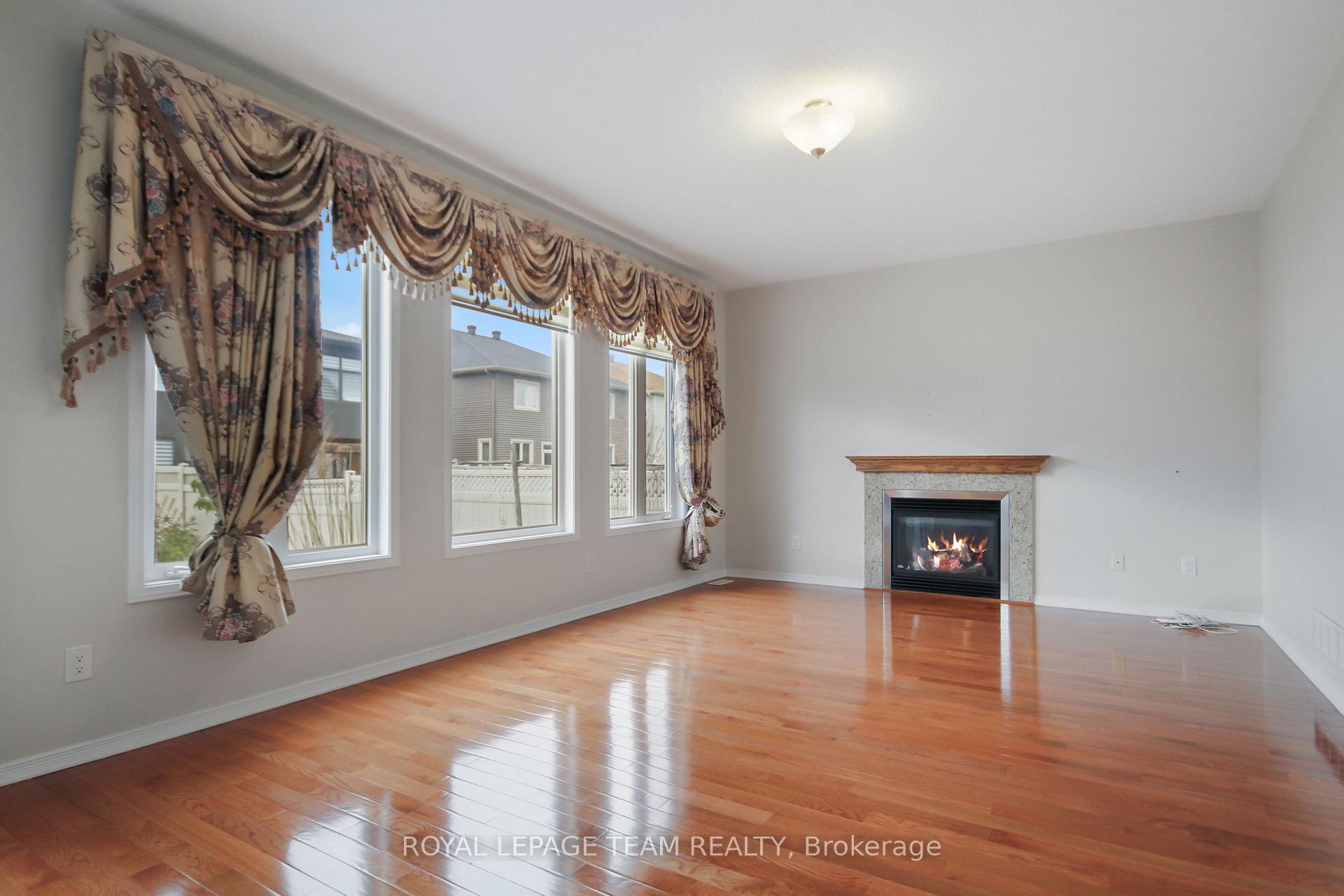 Photo 13 of 214 Asturcon Street, Ottawa, Kanata - Emerald Meadows/Trailwest — HOMEH