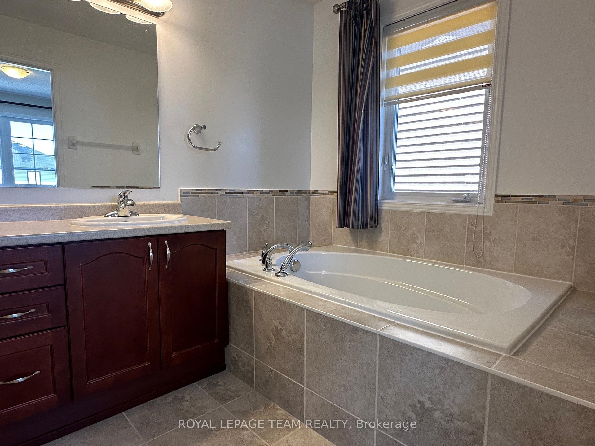 Photo 28 of 214 Asturcon Street, Ottawa, Kanata - Emerald Meadows/Trailwest — HOMEH