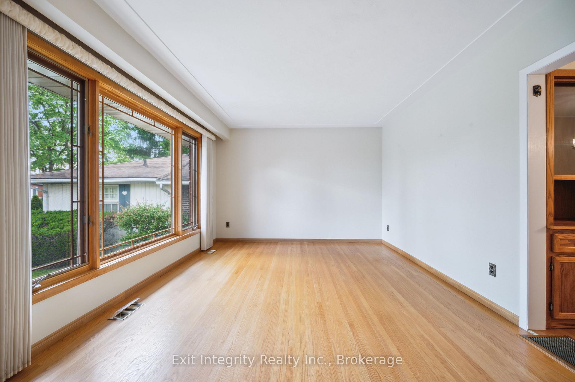 Photo 10 of 126 Elkington Drive, Kitchener — HOMEH