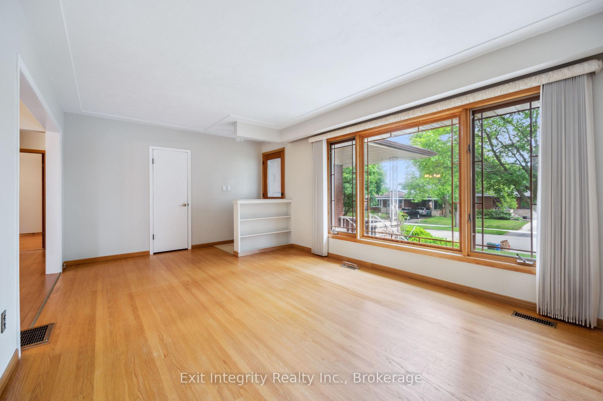 Photo 11 of 126 Elkington Drive, Kitchener — HOMEH